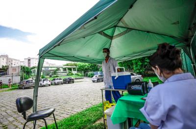 Vacinação de idosos prossegue nas unidades de saúde e drive-thru