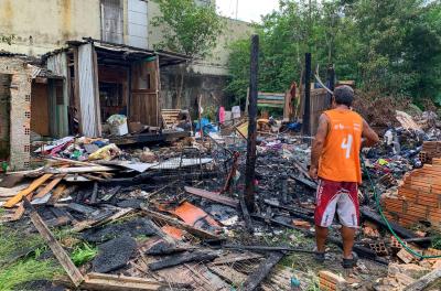 Prefeitura atende famílias que tiveram casas incendiadas no bairro Cristal
