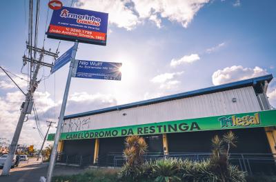 Publicidade junto às novas placas de rua fomenta o comércio local da Restinga