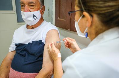Vacinação contra Covid-19 prossegue para idosos acima de 83 anos