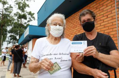 Dez unidades de saúde vacinam idosos acima de 83 anos contra Covid-19