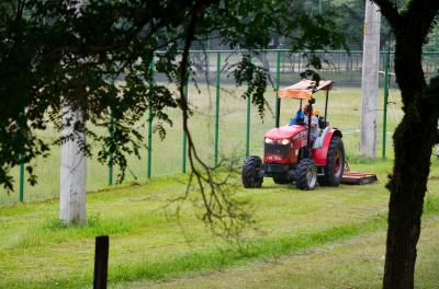 Prefeitura divulga serviços de corte de grama e limpeza de praças 