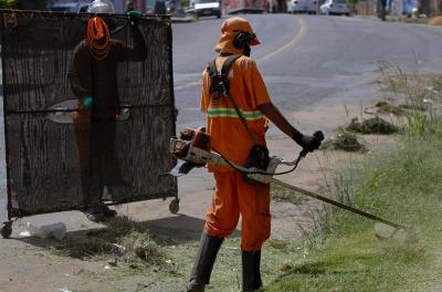 Prefeitura realiza serviços de capina e roçada nesta terça-feira