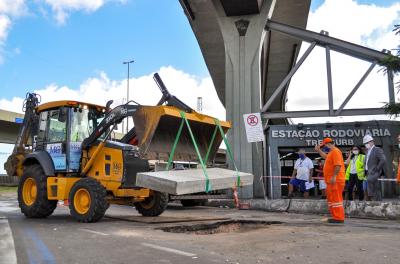 Dmae conserta lajes de galeria pluvial em frente à rodoviária