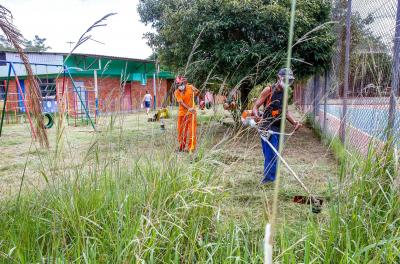 Prefeitura realiza serviços de capina e roçada nesta sexta-feira