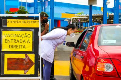 Mais de 1,2 mil pessoas são vacinadas em drives-thrus neste sábado