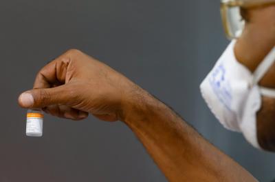 Vacinação de idosos com 78 anos contra Covid-19 segue nesta quint