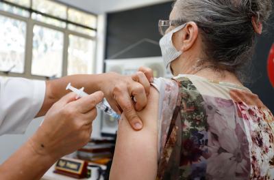 Vacinação continua em drive-thrus e unidades de saúde nesta terça