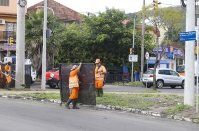 Prefeitura realiza serviços de capina e roçada nesta segunda-feira