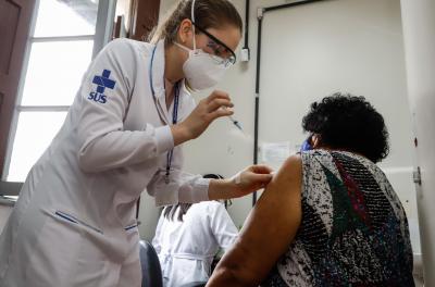     Nova remessa de vacinas permitirá ampliar vacinação para idosos até 68 anos de forma gradativa