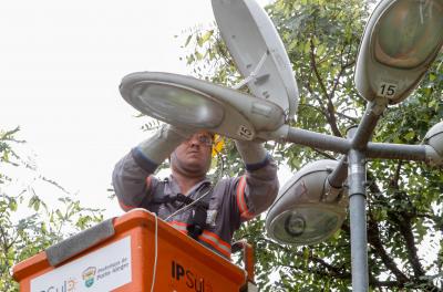 Serviços de reparos em iluminação pública ocorrem em 165 pontos