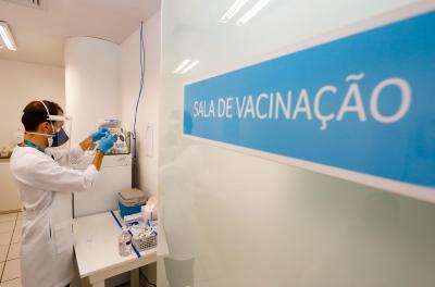 Vacinação para profissionais de saúde de áreas de apoio começa quarta-feira em farmácias
