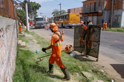 Prefeitura realiza serviços de capina e roçada nesta terça-feira