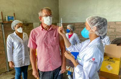 Unidade móvel leva vacinação contra Covid-19 ao bairro Mario Quintana