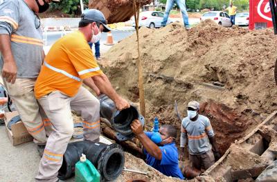 Dmae acompanha obra de rede de água na avenida Tronco