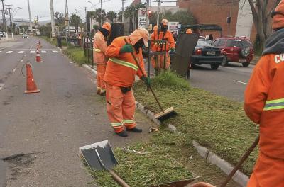 Prefeitura realiza serviços de capina e roçada nesta sexta-feira