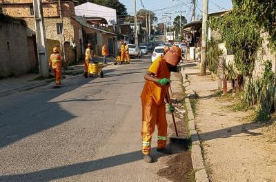 Prefeitura realiza serviços de capina e roçada nesta terça-feira