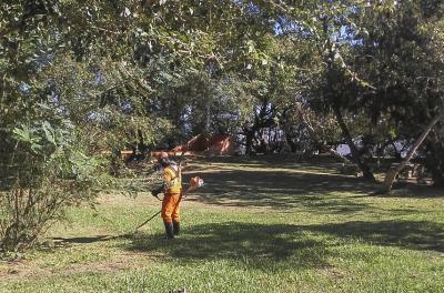 Prefeitura divulga serviços de corte de grama e limpeza de praças