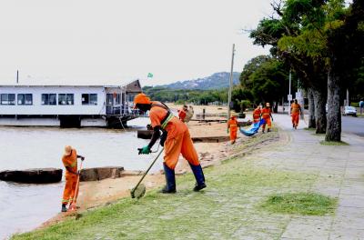 Prefeitura realiza serviços de capina e roçada nesta segunda-feira