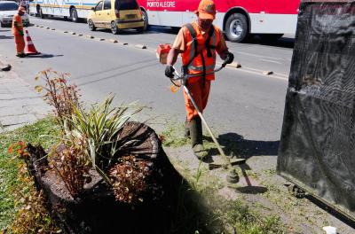 Prefeitura realiza serviços de capina e roçada nesta quarta-feira