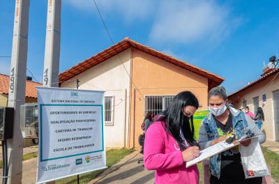 Duas moradoras preenchem cadastro para vaga de emprego em ação da Prefeitura de Porto Alegre no Loteamento Irmãos Maristas