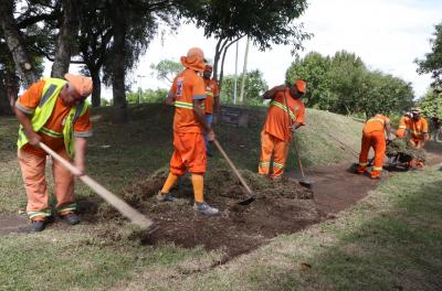 Prefeitura divulga serviços de corte de grama e limpeza de praças