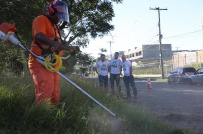 Prefeitura realiza serviços de capina e roçada nesta quinta-feira