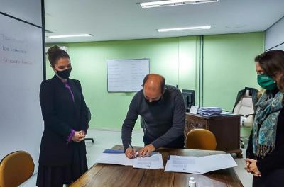 Secretário André Machado e Defensora Pública Ana Carolina Sampaio Pinheiro de Castro Zacher assinam Termo de Acordo envolvendo dÃvidas dos mutuários do Departamento