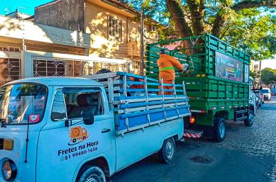 Fiscalização recolhe cargas de coleta clandestina de dois veículos no bairro Santo Antônio