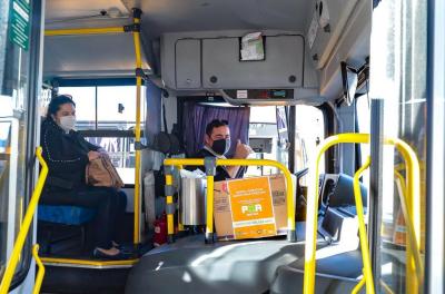 Caixa de coleta no interior do ônibus da Carris