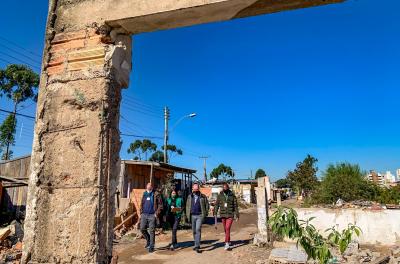 Secretário André Machado e técnicos da SMHARF e do Demhab visitam a Vila Nazaré