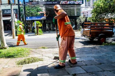 Prefeitura realiza serviços de capina e roçada nesta segunda-feira