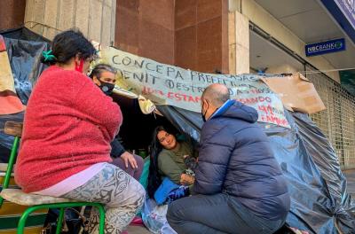 Secretário André Machado conversando com famílias acampadas na Rua Uruguai