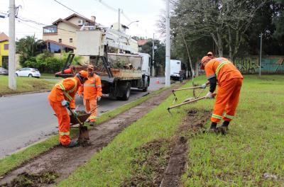 Prefeitura divulga serviços de corte de grama e limpeza de praças