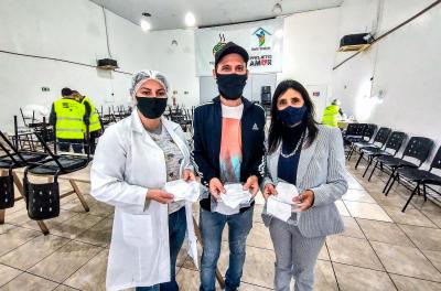 Primeira-dama entrega mil máscaras em Restaurante Popular