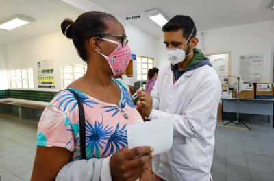 Covid-19: vacinação é ampliada para pessoas a partir de 57 anos