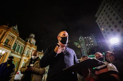 Secretário André Machado dialoga com famílias acampadas na rua Uruguai