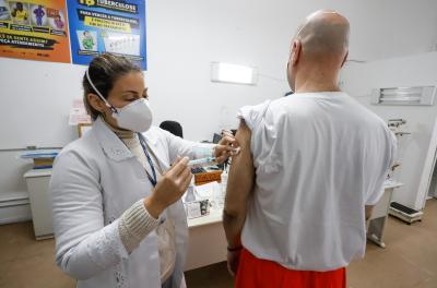 Vacinação contra Covid-19 segue disponível para pessoas a partir de 55 anos