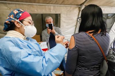 Vacinação contra Covid-19 alcança pessoas com 53 anos nesta terça-feira