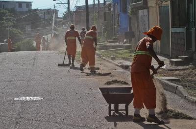 Prefeitura realiza serviços de capina e roçada