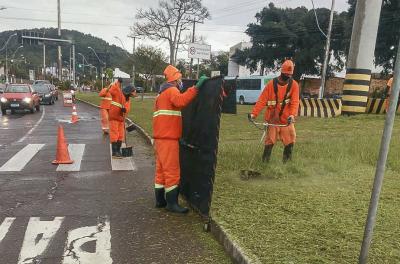 Prefeitura realiza serviços de capina e roçada nesta quarta-feira