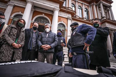 Prefeito entrega 235 novos coletes à prova de balas para a Guarda Municipal