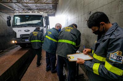Equipes da EPTC vistoriam caminhões de coleta domiciliar 