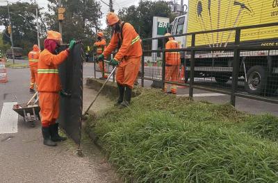 Prefeitura realiza serviços de capina e roçada nesta quarta-feira