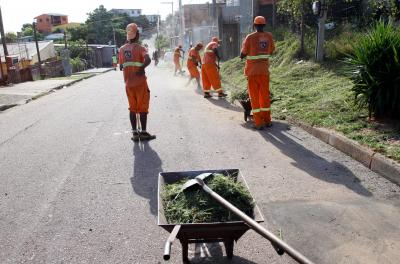 Prefeitura realiza serviços de capina e roçada nesta quinta-feira