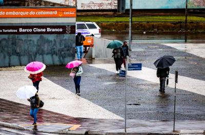 Chuva deve se estender até o inÃcio da tarde de domingo