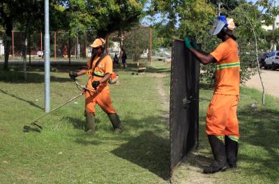 Prefeitura divulga serviços de corte de grama e limpeza de praças 