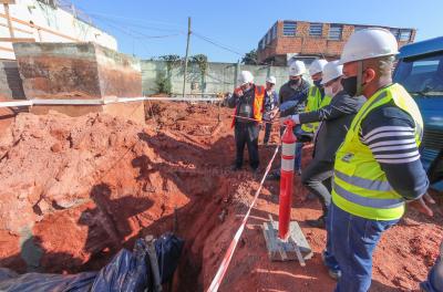 Dmae implanta adutora para novo reservatório da Vila dos Sargentos, em obras