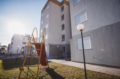 Panorâmica do condomínio, com os dois prédios e o playgroud