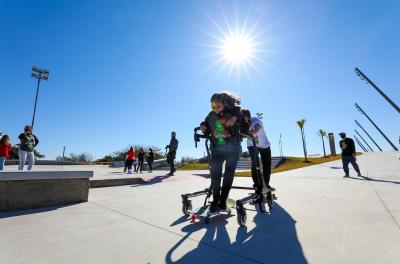 Crianças e adolescentes com deficiência participam de evento-teste na pista de skate do trecho 3 da Orla do Guaíba